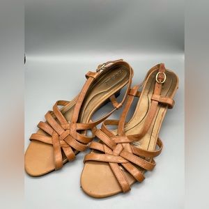 Women’s Natural Soul by Naturalizer tan sandals with black wedged heel. Size 8.